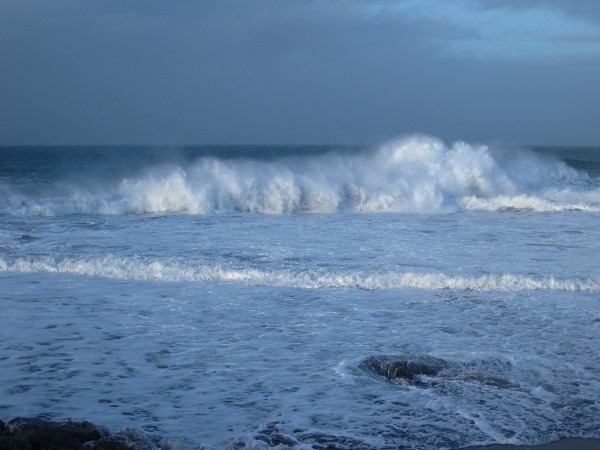 high-wind-at-black-beach-14-April-2013-2