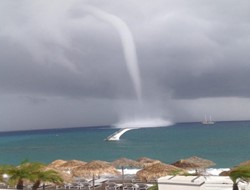 Στρόβιλος χτύπησε παραλία στην Αλεξανδρούπολη