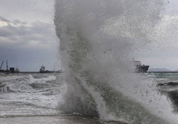 Με βροχές και θυελλώδεις Νοτιάδες η Κυριακή