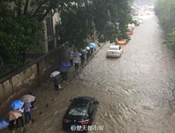 Έντονες βροχοπτώσεις στη Wuhan (ΚΙΝΑ)