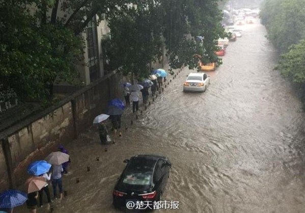 Έντονες βροχοπτώσεις στη Wuhan (ΚΙΝΑ)