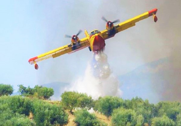 ΔΕΔΔΗΕ: Διαψεύδει ότι η φωτιά στη Χίο προκλήθηκε από καλώδιο της ΔΕΗ