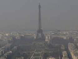 Πυκνό κύμα αιθαλομίχλης πάνω από το Παρίσι