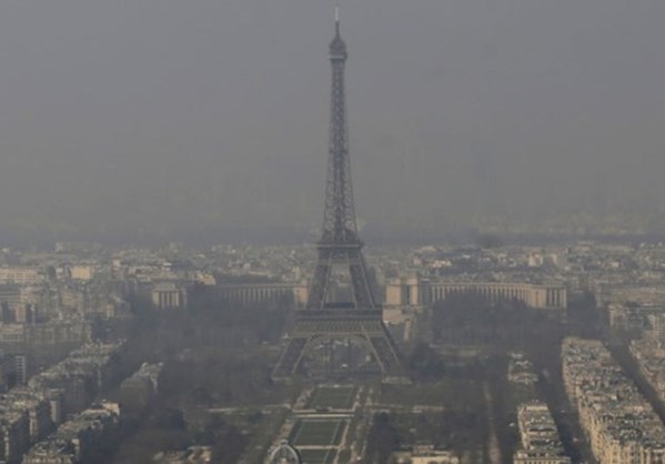 Πυκνό κύμα αιθαλομίχλης πάνω από το Παρίσι
