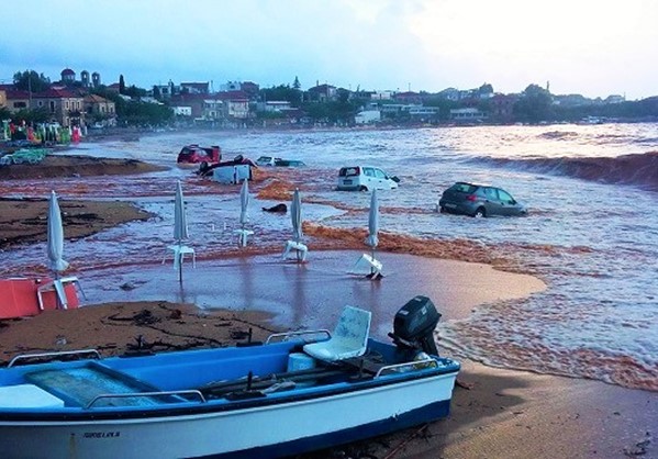 Στούπα Μεσσηνίας: Στη θάλασσα βρέθηκαν 15 οχήματα (Εικόνες)