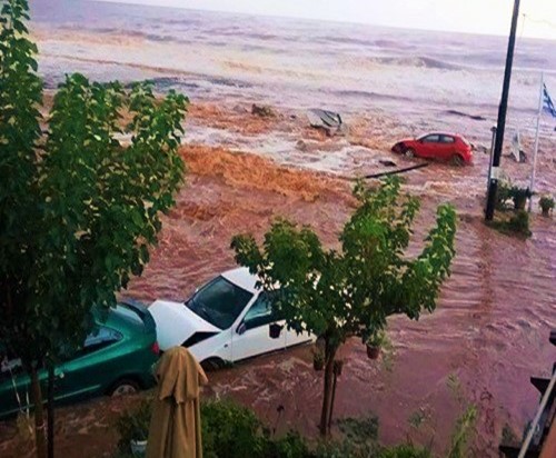 Αυτοκίνητα στο έλεος... του νερού στον Άγιο Νικόλαο Μάνης (Εικόνες)