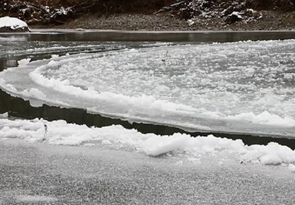 Ο μυστηριώδης παγωμένος περιστρεφόμενος δίσκος σε ποταμό του Μίσιγκαν