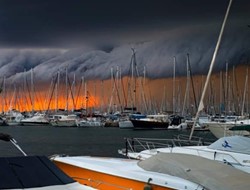 Ισχυρή καταιγίδα χτύπησε την Αθήνα – Προβλήματα στα Δυτικά προάστια