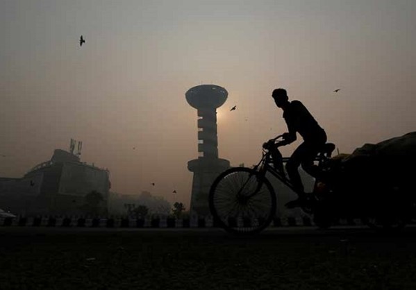 Ορατότης μηδέν στο Νέο Δελχί από την ατμοσφαιρική ρύπανση