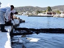 Πετρελαιοκηλίδα στο Σαρωνικό