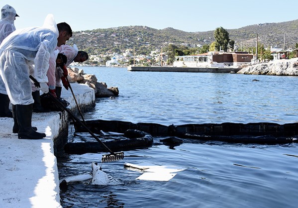 Πετρελαιοκηλίδα στο Σαρωνικό