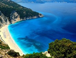 Γαλάζιες σημαίες: Δεύτερη παγκοσμίως η Ελλάδα σε βραβευμένες παραλίες