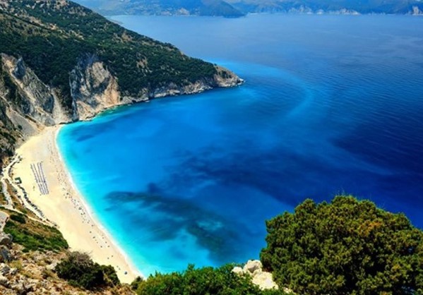 Γαλάζιες σημαίες: Δεύτερη παγκοσμίως η Ελλάδα σε βραβευμένες παραλίες