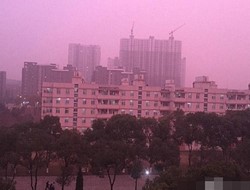Ο ουρανός βάφτηκε ροζ σε πόλη της Κίνας
