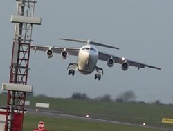 Τρόμος στον αέρα: Αεροπλάνο παρασέρνεται από ανέμους
