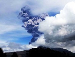 Ξύπνησε μεγάλο ηφαίστειο στον Ισημερινό