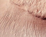 NASA: Επιβεβαιώνει την ύπαρξη υγρού νερού στον Άρη
