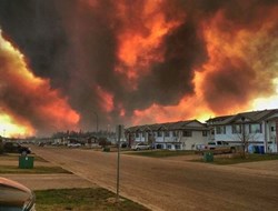 Τεράστια πυρκαγιά στον Καναδά