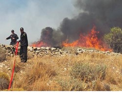 Διπλό πύρινο μέτωπο στην Κερατέα, φωτιά και στο Αλιβέρι