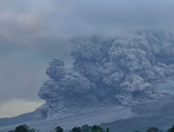 Ανεμοστρόβιλος εμφανίζεται σε έκρηξη ηφαιστείου