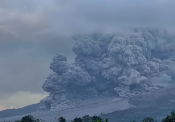 Ανεμοστρόβιλος εμφανίζεται σε έκρηξη ηφαιστείου