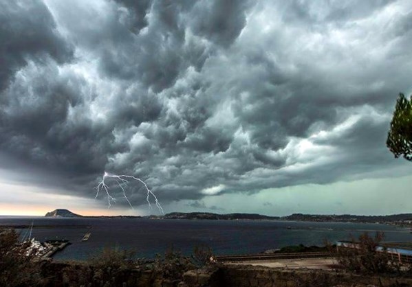 Χαμηλό βαρομετρικό στη Μεσόγειο με τροπικά χαρακτηριστικά