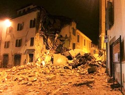 Καταστροφή από τριπλό σεισμό στην Ιταλία (Εικόνες, Βίντεο)