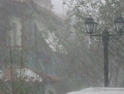Ισχυρή καταιγίδα έπληξε την Πτολεμαΐδα - Χαλάζι στην Καστοριά