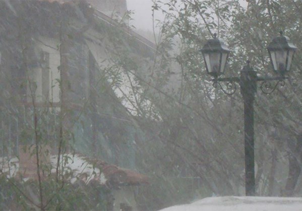 Ισχυρή καταιγίδα έπληξε την Πτολεμαΐδα - Χαλάζι στην Καστοριά