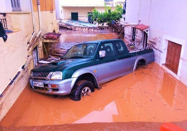 Τεράστιες καταστροφές στην Καλαμάτα (Εικόνες)