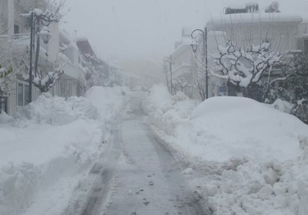 Συνεχίζεται η μάχη με τα χιόνια στην Κρήτη