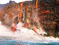 Εκπληκτικό θέαμα, όταν το ηφαίστειο Κιλαουέα «χύνεται» στη θάλασσα (Βίντεο)