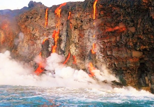 Εκπληκτικό θέαμα, όταν το ηφαίστειο Κιλαουέα «χύνεται» στη θάλασσα (Βίντεο)