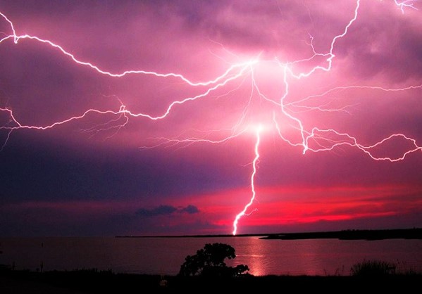 Όταν χτυπάει κεραυνός... (Βίντεο)