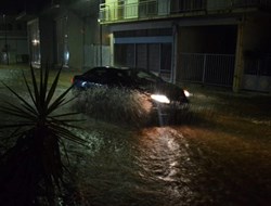 Έπεσαν 60 χιλιοστά βροχής στη Μάνδρα Αττικής