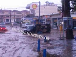 Εικόνες καταστροφής σε ένα τοπίο λασπωμένο στη Θεσσαλονίκη