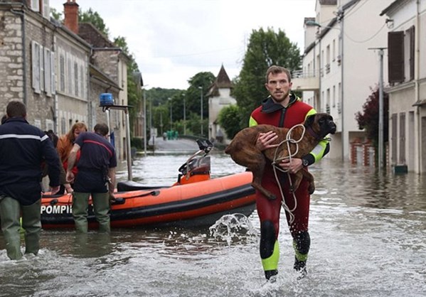 Ο Συκουάνας ''φούσκωσε'' και το Παρίσι πλημμύρισε