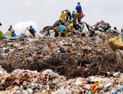 Πλαστικά σκουπίδια μετατρέπονται σε βενζίνη με νέα τεχνολογία