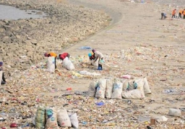 Τρεις χιλιάδες τόνοι οικιακά απορρίμματα κατέληξαν στον ποταμό Γιανγκτσέ