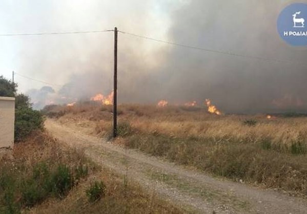 Ρόδος: Ανεξέλεγκτη φωτιά στα νότια του νησιού (photos - video)