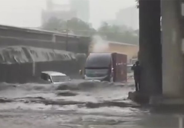 Τα αυτοκίνητα έγιναν... βάρκες στη Ρωσία