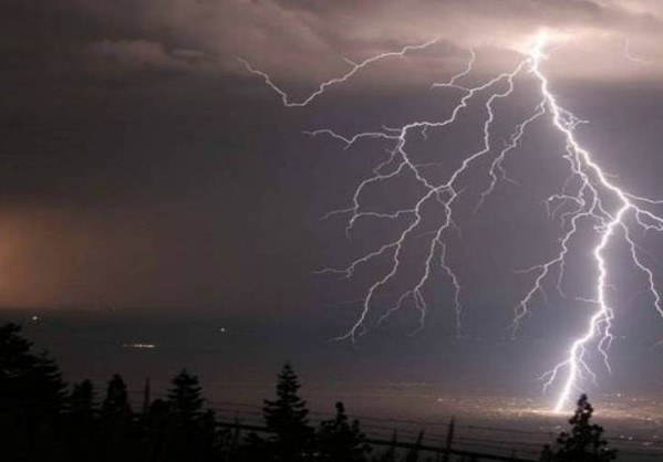 Πάνω από 22.000 κεραυνοί έπεσαν στη Μακεδονία!!!