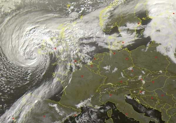 Ο τυφώνας Οφηλία αγγίζει την Ιρλανδία