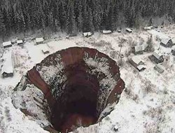 Γιγαντιαία τρύπα «καταπίνει» θέρετρο στη Σιβηρία