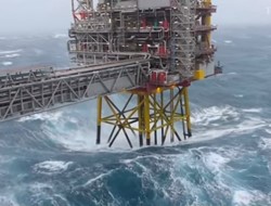 Kολοσσιαία κύματα «καταπίνουν» πλατφόρμα εξόρυξης πετρελαίου