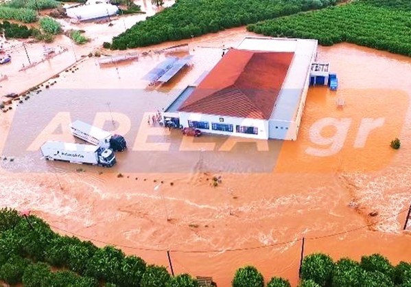 Ελικόπτερο απεγκλώβισε 25 ανθρώπους από σούπερ μάρκετ στην Λακωνία (Εικόνες,Βίντεο)