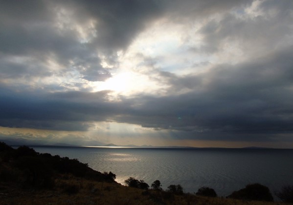 Συνεχίζεται ο μουντός καιρός και τη Δευτέρα