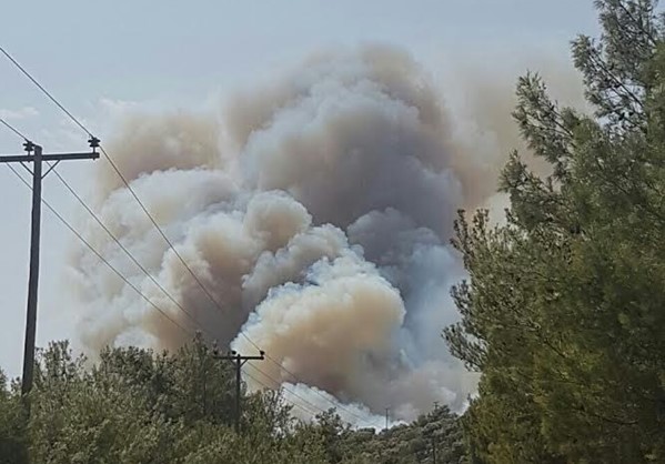 Κόλαση φωτιάς στη Θάσο από πτώση κεραυνών