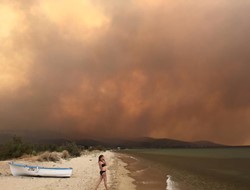 Στις φλόγες η Θάσος και το Άγιο Όρος