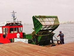 Θεσσαλονίκη: Αντιρρυπαντικό σκάφος καθαρίζει τον Θερμαϊκό